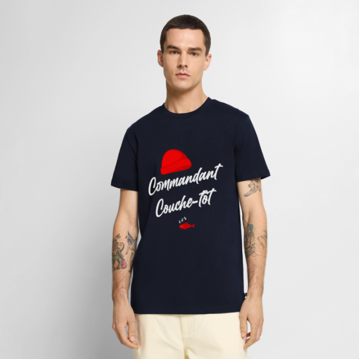 T-shirt premium homme - Commandant Couche-tôt - bleu marine - front
