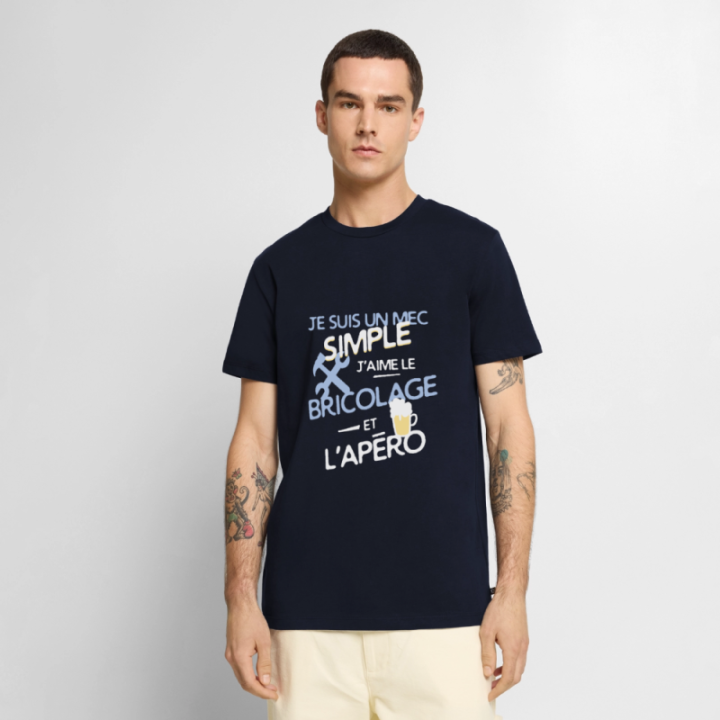 T-shirt premium homme - Un mec simple: Bricolage et apéro - bleu marine - front